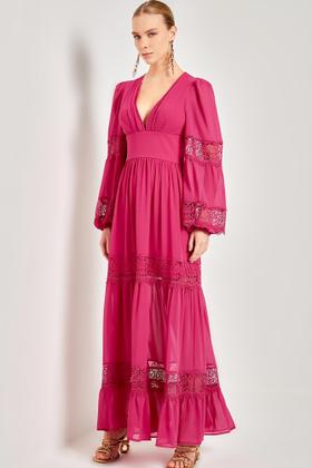 Imagem de vestido longo com aplicaçao de renda