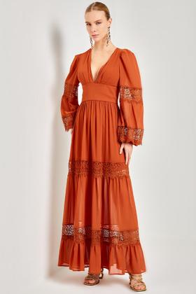 Imagem de vestido longo com aplicaçao de renda