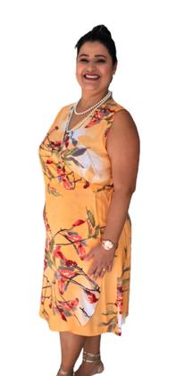 Imagem de Vestido plus size, disponível no tamanho GG, em viscose com estampa em tons de amarelo