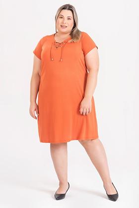 Imagem de Vestido Plus Size Malha de Viscose c/ Elastano Detalhe Decote c/ Ilhós e Amarração - Serena