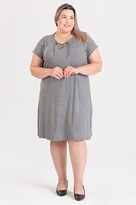 Imagem de Vestido Plus Size Malha de Viscose c/ Elastano Detalhe Decote c/ Ilhós e Amarração - Serena