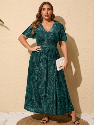 Imagem de Vestido Simplee Velvet com decote em V plus size para convidados de casamento