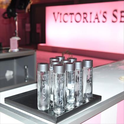 Imagem de Voss Água com Gás 375ml Original  Garrafa de Vidro Premium Estilo Sofisticado
