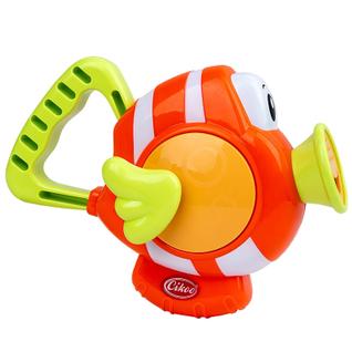As crianças giram manualmente o jogo do banho de água para fazer seu filho adorar tomar ba
