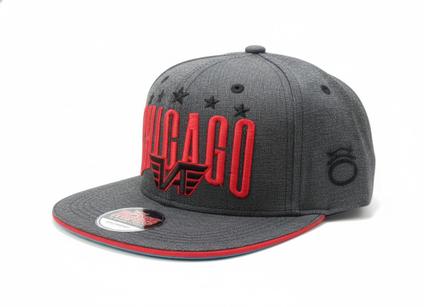 Boné Snapback Chicago Bordado Cinza Mescla e Vermelho Aba Reta Streetwear Estilo Basquete 