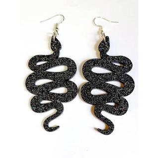 Brinco serpente preto com glitter em resina