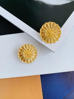 Brincos Folheado a ouro modelo Flor tendência Maximalista