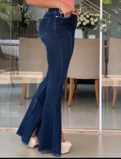 Calça Jeans Flare com Detalhe de Corte Dianteiro