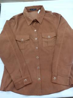 Camisa de veludo , em botão e bolço na cor caramelo, tamanhos 40,42 e 44