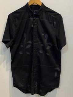 Camisa MC SLIM folhas e listras
