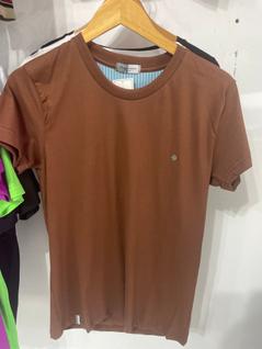 Camiseta básica marrom