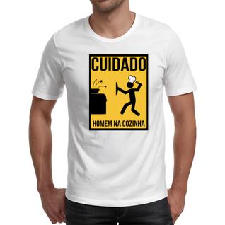 Camiseta Unissex Cuidado homem na cozinha