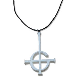 Colar Banda Ghost BC Branco em Resina: Elegância e Mistério em uma Peça Deslumbrante!