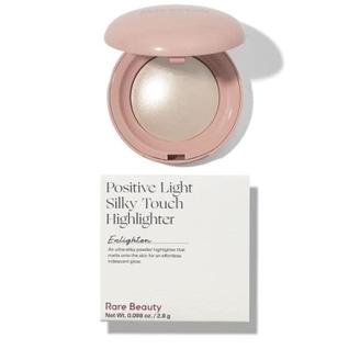 Iluminador Rare Beauty Positive Light Silky Touch - Toque Sedoso e Iluminado
