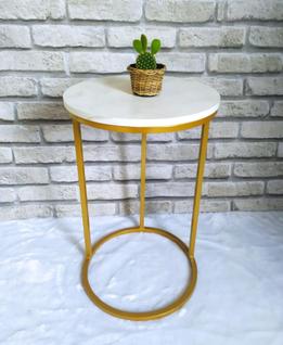 Mesa lateral de apoio dourada com branco marmorizado