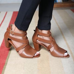 Sandália em Couro Ankle Boot Sophia Amêndoa