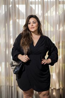 Vestido Curto Branco Plus Size Ano Novo Envelope Amarração Decote V Manga Longa Bufante