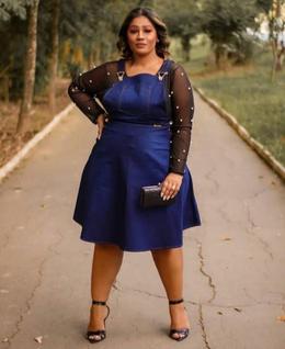 Vestido jardineira mid Plus Size - tecido jeans com elastano