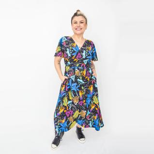Vestido Midi Envelope com Bolsos Laterais e Manga Curta Preto