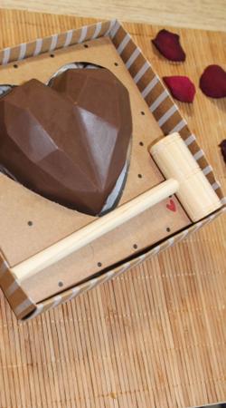 Imagem de 10 Mini Martelinho Decorado de Madeira - Martelo para Quebrar Chocolate e Kit Surpresa
