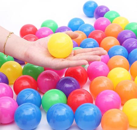 Bolas coloridas brilhantes para a piscina para jogos infantis.