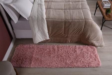Saiba como combinar tapete perto da cama de casal