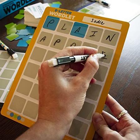 5 letras Wordlet Wordle Style Puzzle Game da University Games, baseado no popular  jogo de quebra-cabeça de palavras on-line diário, ótimo para festas, noite  de jogo em família e muito mais, para