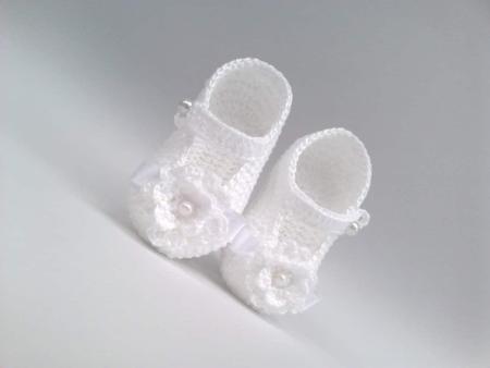 Imagem de A20 Sapatinho de croche para bebe feminino branco para batizado perola lacinho flor menina
