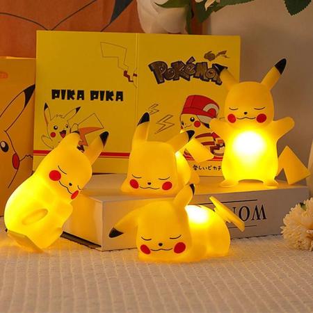 Imagem de Abajur Noturno Pikachu LED - Lâmpada de Mesa Macia para Quarto Infantil