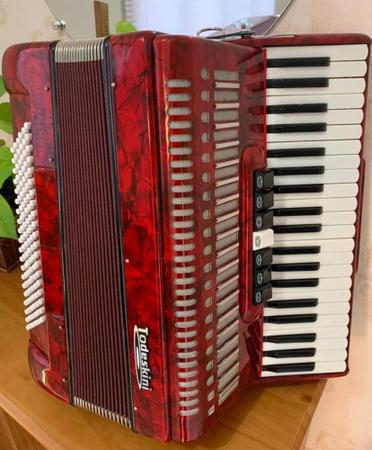 Imagem de Acordeon Todeskini 120 Baixo Vermelho