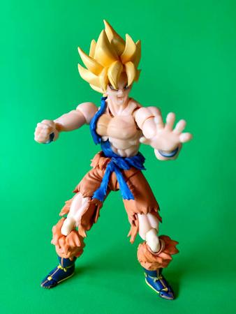 Boneco Goku Super Saiyajin Articulado Dragon Ball Z - Super Size Figure  Collection - Boneco Dragon Ball - Magazine Luiza