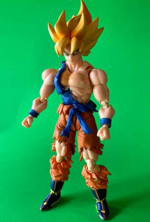 Boneco Goku Super Saiyajin Articulado Dragon Ball Z - Super Size Figure  Collection - Boneco Dragon Ball - Magazine Luiza