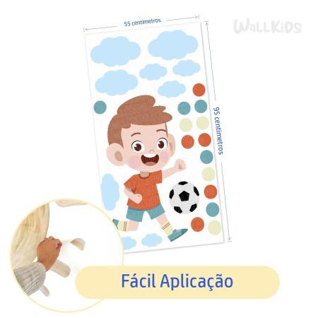 Adesivo kit infantil menino feliz jogando futebol - Wallkids Imagem de Adesivo kit infantil menino feliz jogando futebol