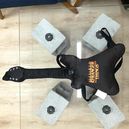 Almofada Stranger Things Oficial Guitarra Eddie Munson Presente Geek - Zona  Criativa - Almofada Decorativa - Magazine Luiza