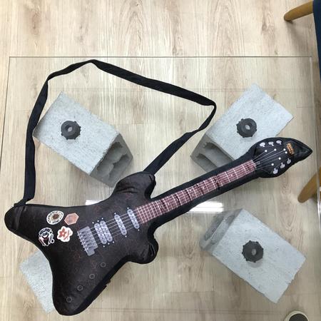 Almofada Formato Guitarra Eddie Munson - Stranger Things