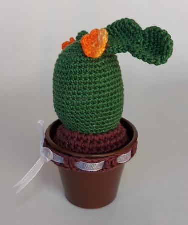Amigurumi - Cacto médio na cor verde escuro e flores laranja - tam.  11x11x15cm - 103g - Crochê - Charme de Crochet - Amigurumi - Magazine Luiza