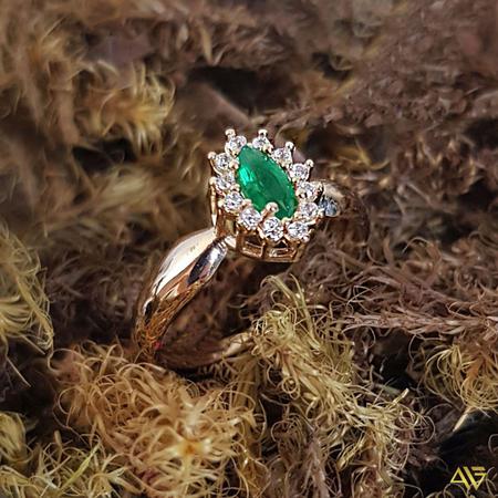 Imagem de Anel Com Pedra Verde Esmeralda Banhado a Ouro 18k em 10 Camadas