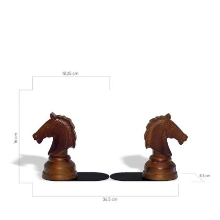 Duas peças de xadrez, uma das quais com um cavalo.