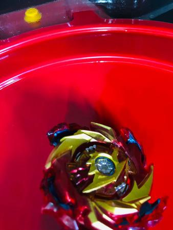 Arena de Batalha Beyblade Standard - Shu Kurenai - Pião de Batalha e  Acessórios - Magazine Luiza