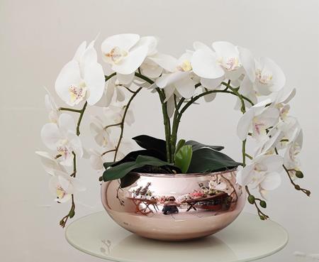 Imagem de Arranjo Com 4 Orquídeas Brancas Realistas No Vaso Rosé