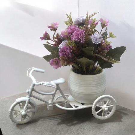 Imagem de Arranjo de flores artificiais lilás vaso bicicleta triciclo branco