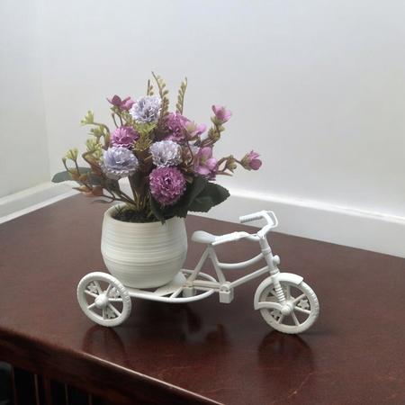 Imagem de Arranjo de flores artificiais lilás vaso bicicleta triciclo branco