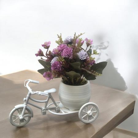 Imagem de Arranjo de flores artificiais lilás vaso bicicleta triciclo branco