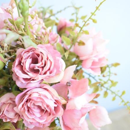 Imagem de Arranjo de Rosas e Hortênsias Artificiais no Vaso de Vidro Lilás  Linha Permanente Formosinha