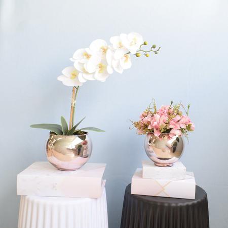 Imagem de Arranjo Orquídea Silicone Branca no Vaso Vidro Espelhado Rose Gold M