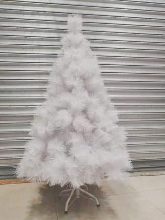 Árvore de natal branca com presentes