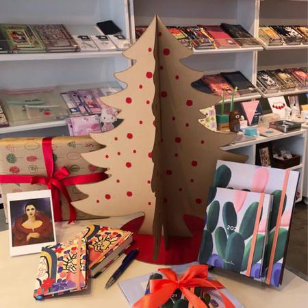 Árvore de natal de papelão - Teca - Árvore de Mesa - Magazine Luiza Árvore de natal de papelão - Teca - Árvore de Mesa - Magazine Luiza