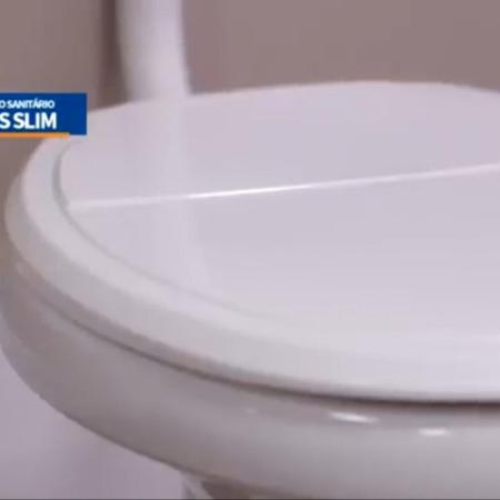 Imagem de Assento Sanitário Almofadado Tampa De Vaso Branco Modelo Universal Oval Plus Slim