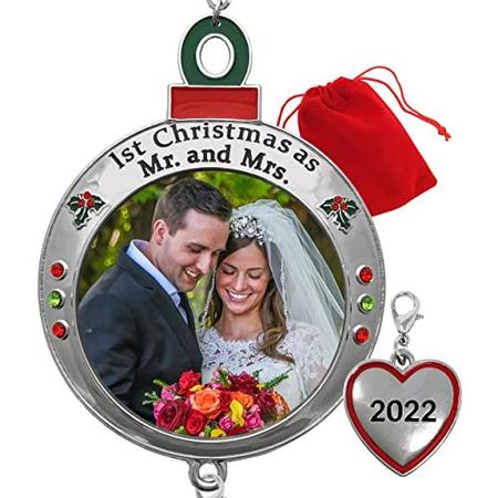 Imagem de BANBERRY DESIGNS Enfeite de Casamento - 1º Natal como Sr. e Sra. 2022 - Ornamento de Imagem Vermelho e Verde em Forma de Lâmpada de Enfeite - Nosso Primeiro Natal Como Marido e Mulher - Saco de Presente / Armazenamento Incluído