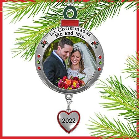 Imagem de BANBERRY DESIGNS Enfeite de Casamento - 1º Natal como Sr. e Sra. 2022 - Ornamento de Imagem Vermelho e Verde em Forma de Lâmpada de Enfeite - Nosso Primeiro Natal Como Marido e Mulher - Saco de Presente / Armazenamento Incluído